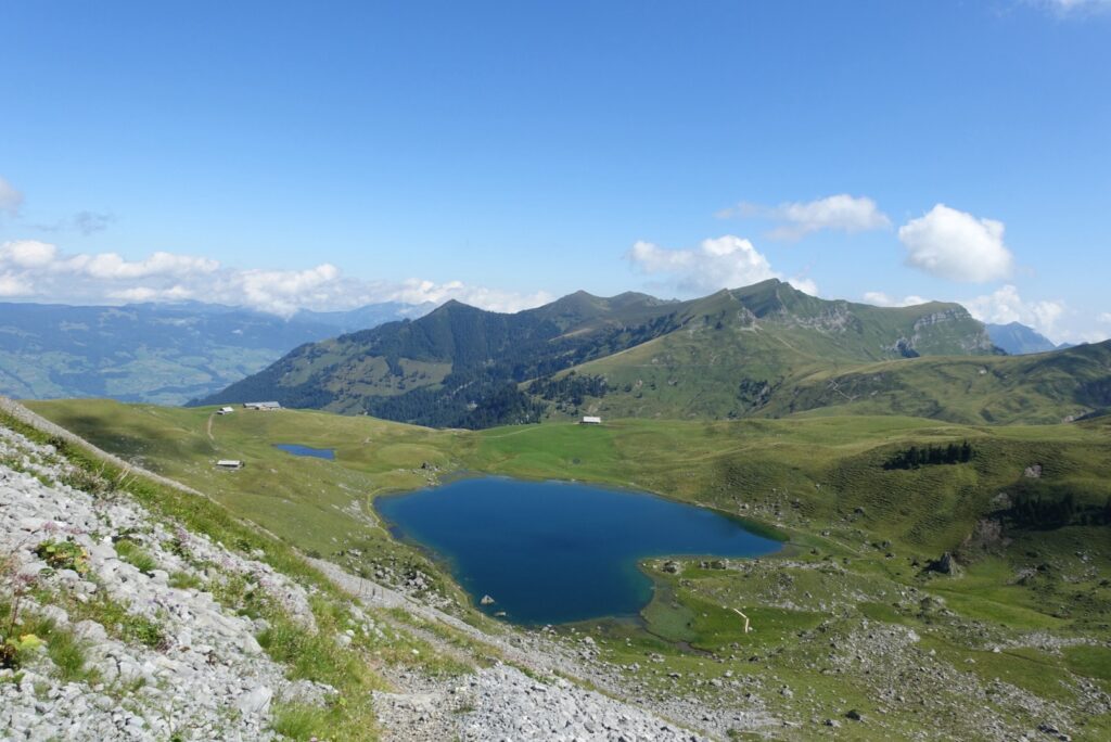Weite Alplandschaft rund um den Seefeldsee auf der Älggialp in Obwalden