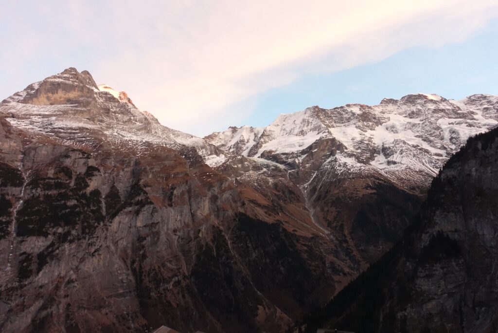 Abendlicht über den Berner Alpen mit Blick auf Eiger, Mönch und Jungfrau – Winterstimmung oberhalb des Lauterbrunnentals