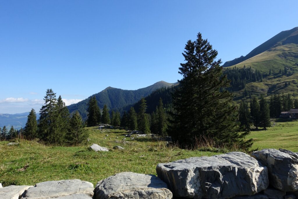 Berglandschaft rund um die Älggialp auf der Wanderung zum Mittelpunkt der Schweiz