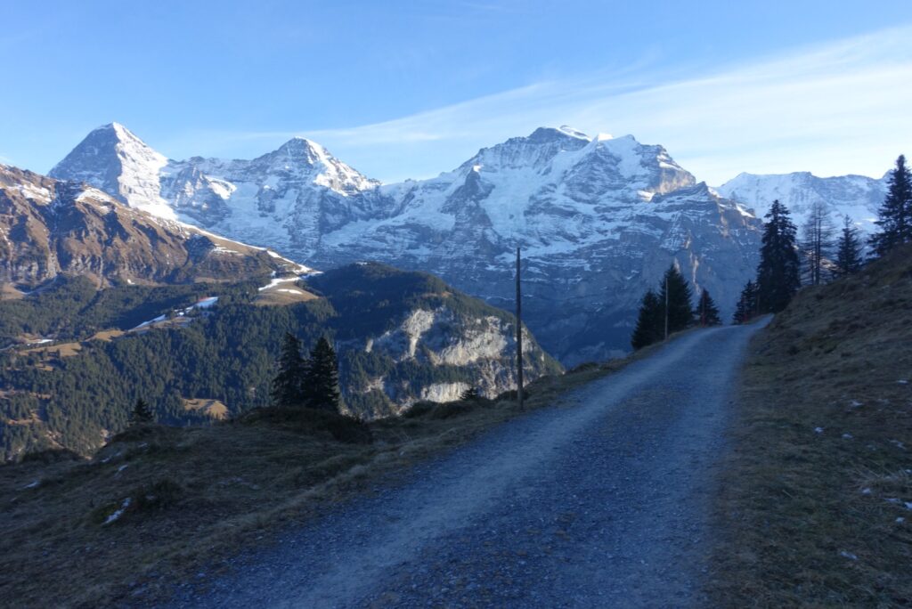 Breiter Winterwanderweg von Grütschalp Richtung Gimmelwald mit Blick auf Eiger, Mönch und Jungfrau