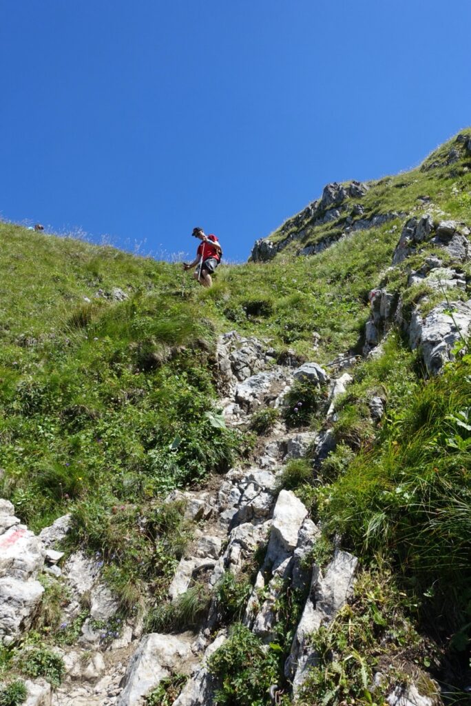 Steiler, felsiger Wanderweg beim Abstieg vom Abgschütz nahe dem Mittelpunkt der Schweiz