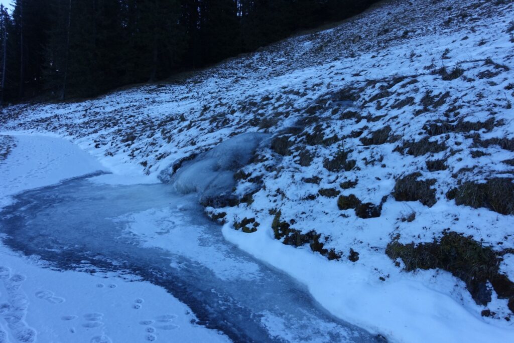 Vereister Wegabschnitt auf der Winterwanderung Schwarzsee – Hohberg, schmale Passage mit Eis und Schnee