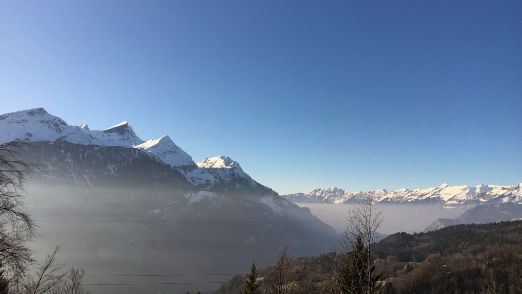 Aussicht vom Hasliberg auf die verschneiten Gipfel und das Haslital bei klarer Winterluft