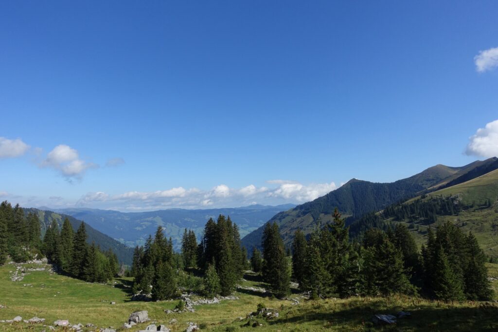 Weitblick über die Obwaldner Bergwelt bei der Wanderung zum Mittelpunkt der Schweiz