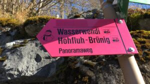 Wegweiser am Hasliberg mit Beschriftung Panoramaweg Richtung Brünig und Wasserwendi