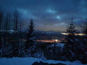 Abendstimmung über dem Tal bei Heiligenschwendi mit Lichtern im Hintergrund – Winterwanderung Blueme