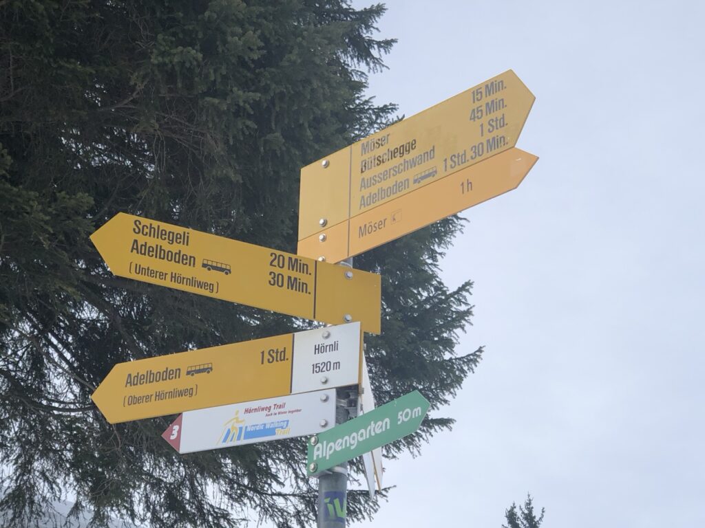 Wegweiser auf dem Hörelirundweg bei Adelboden mit Richtungen nach Hörnli, Alpengarten und Schwandfeldspitze