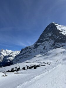 Weitläufige Winterlandschaft mit Blick auf die Eigernordwand und präparierten Winterwanderweg im Berner Oberland.