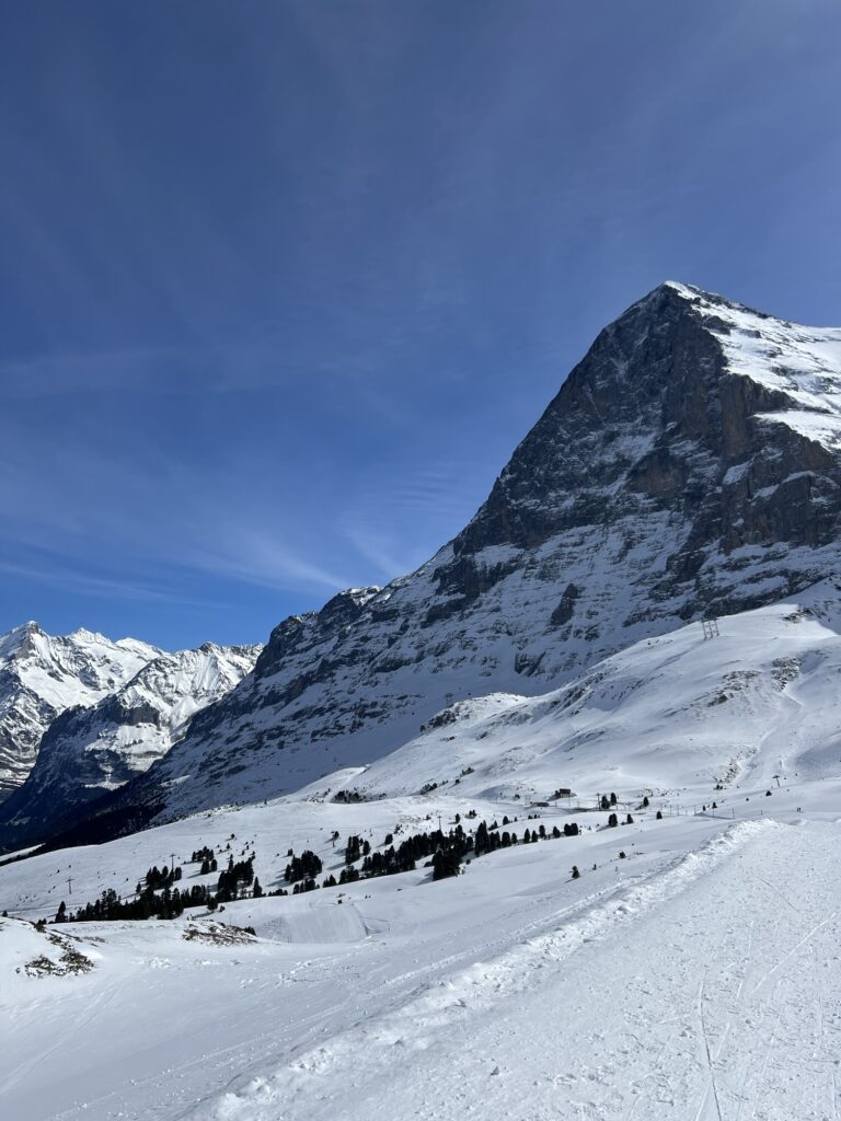 Weitläufige Winterlandschaft mit Blick auf die Eigernordwand und präparierten Winterwanderweg im Berner Oberland.