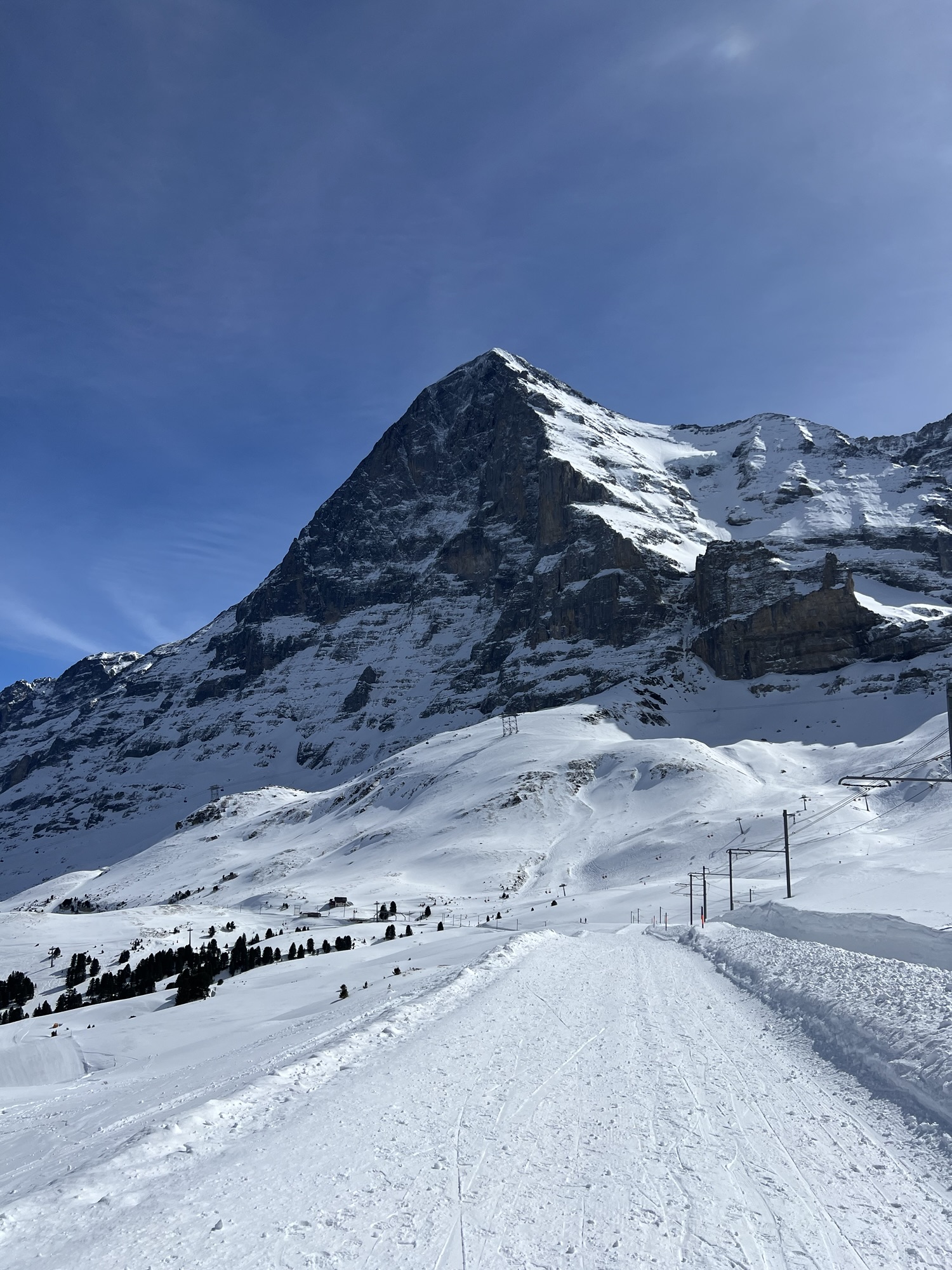 Breiter, präparierter Winterwanderweg mit Blick auf die Eigernordwand auf dem Weg von der Kleinen Scheidegg nach Alpiglen.