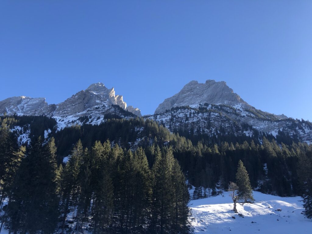 Winterliche Berglandschaft mit schroffen Gipfeln oberhalb von Rosenlaui im Haslital