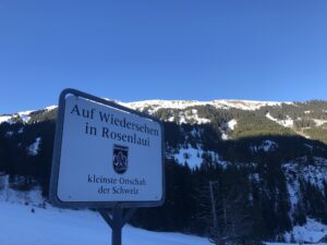 Auf Wiedersehen in Rosenlaui – Ortsschild im verschneiten Haslital im Winter