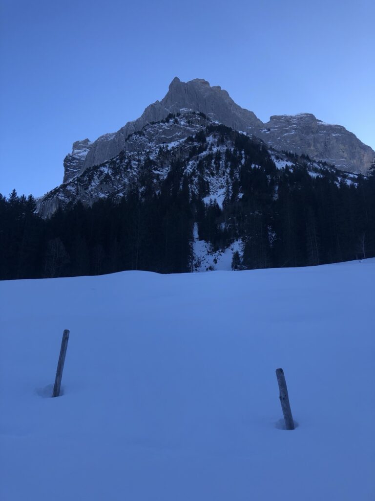 Verschneite Berglandschaft bei Rosenlaui mit Blick auf steile Felswände im Winter