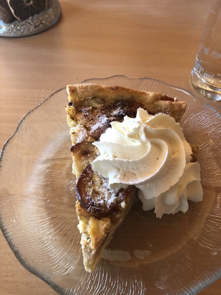Hausgemachter Kuchen mit Schlagrahm bei der Einkehr auf der Schwarzwaldalp