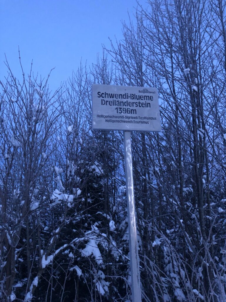 Wegweiser zur Schwändi-Blueme bei Heiligenschwendi im Winter – Abzweigung auf der Winterwanderung Blueme