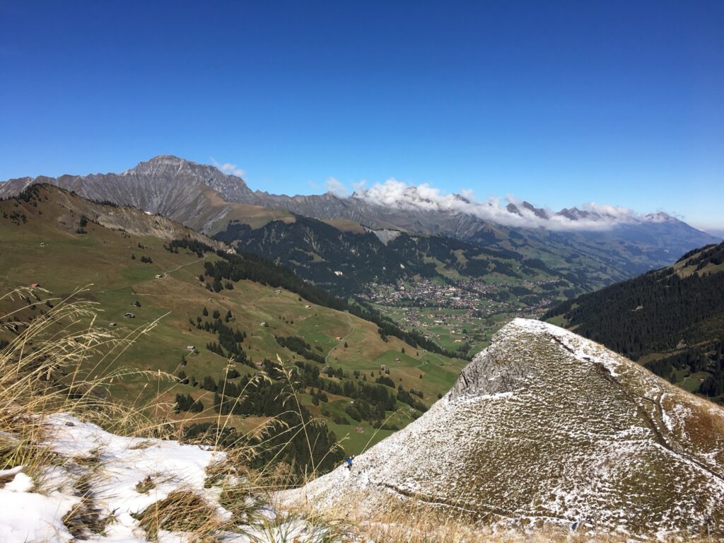 Panoramablick über die Engstligenalp mit leicht verschneiten Hügeln und Tal bei Adelboden