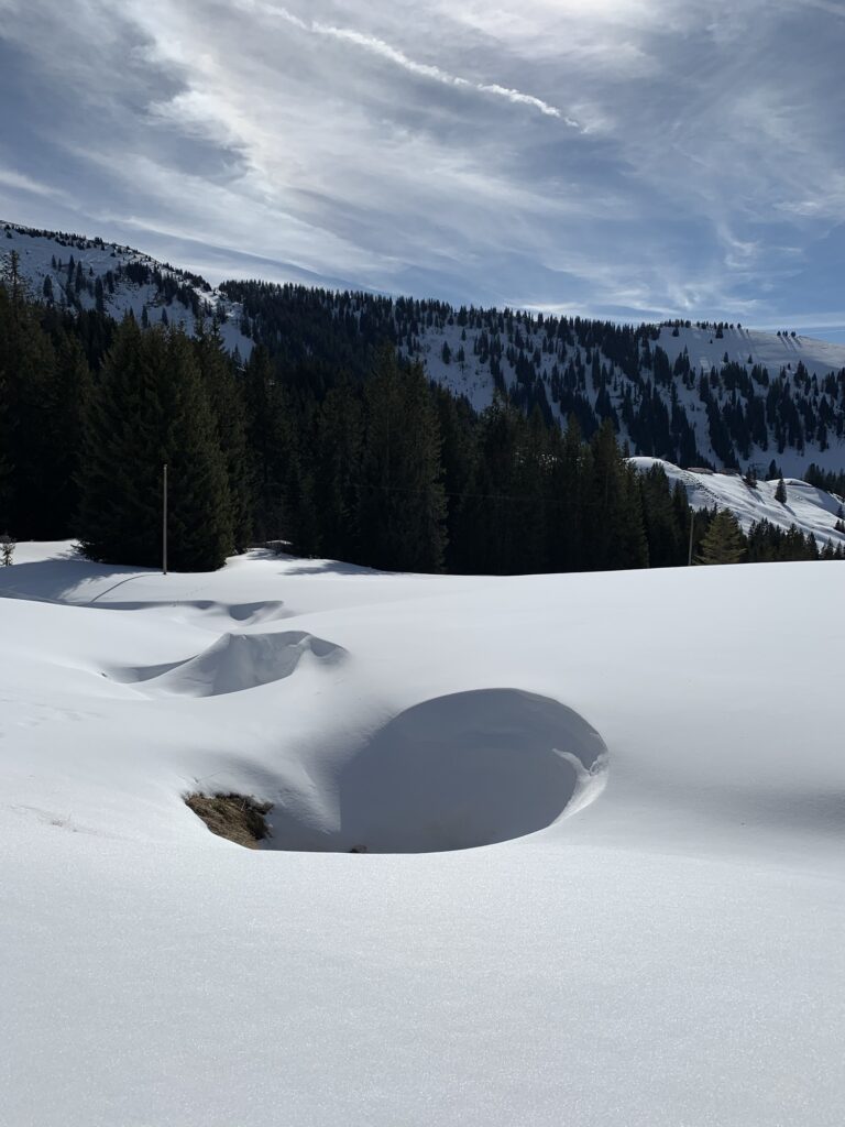 Schneeverwehungen und Mulden auf der Lombachalp im Winter