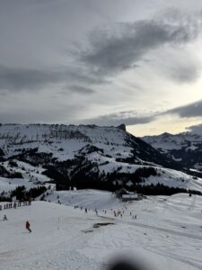 Skipiste und Winterlandschaft auf der Marbachegg mit Blick Richtung Schrattenflue und Emmental