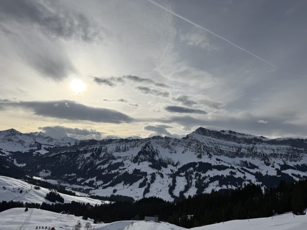 Panoramablick von der Marbachegg auf verschneite Bergketten und Winterlandschaft im Entlebuch