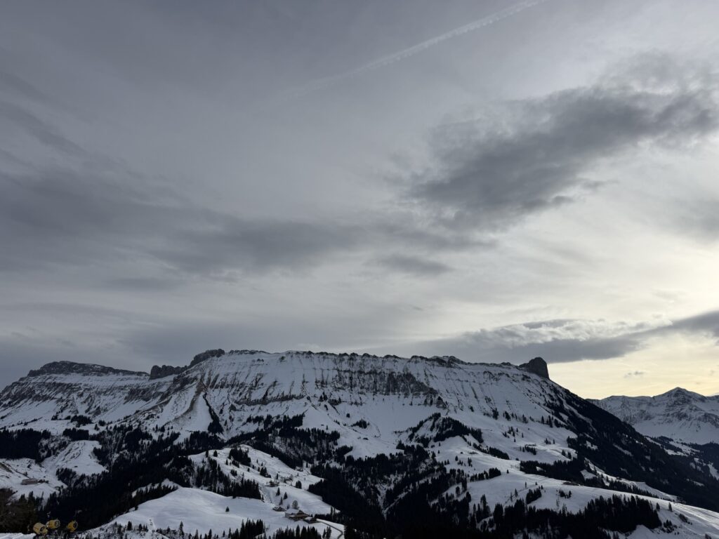 Panoramablick von der Marbachegg auf verschneite Bergketten und Winterlandschaft im Entlebuch
