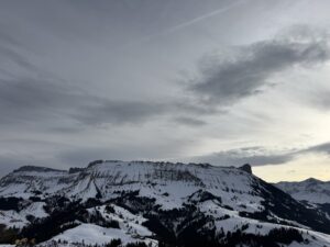 Panoramablick von der Marbachegg auf verschneite Bergketten und Winterlandschaft im Entlebuch