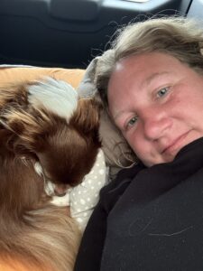 Mensch und Hund liegen eng nebeneinander im Camper – Nähe und Geborgenheit beim Reisen mit Hund