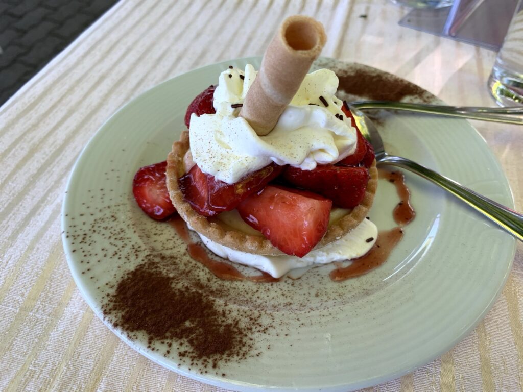 Dessert mit Erdbeeren und Rahm als Einkehr beim Rundweg Bütschelegg