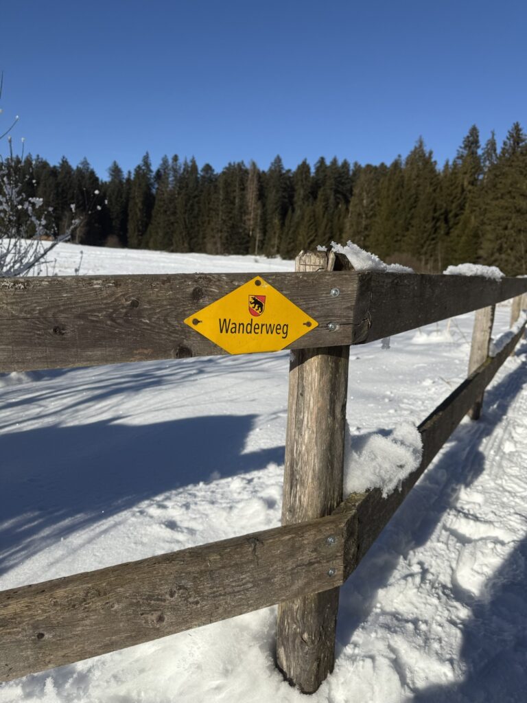 Wegweiser für Winterwanderweg beim Wandern in Bern – gut ausgeschilderte Berner Wanderwege im Winter