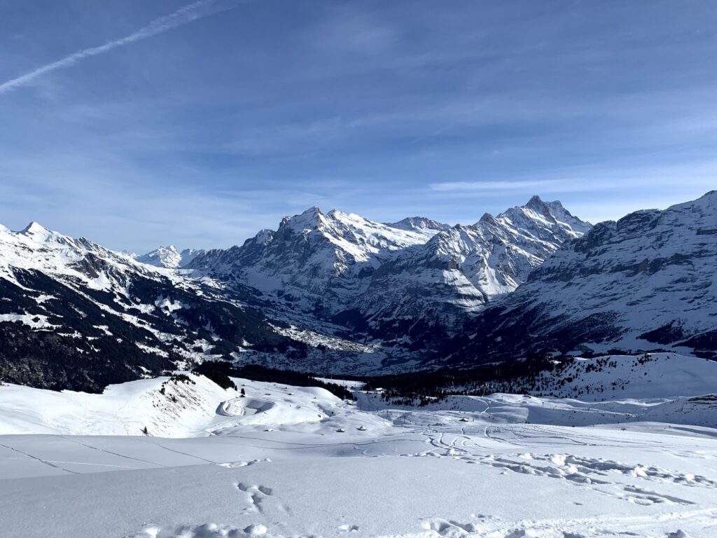 Verschneites Panorama der Berner Alpen auf der Winterwanderung Männlichen Kleine Scheidegg