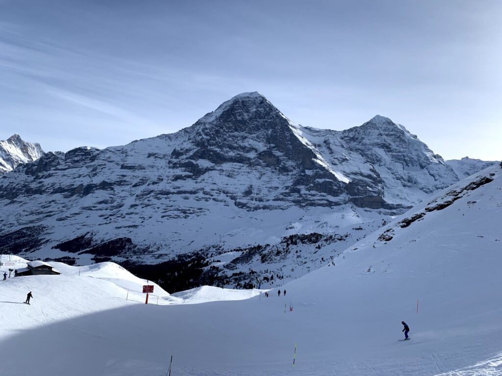 Breiter Winterwanderweg unterhalb der Eiger Nordwand