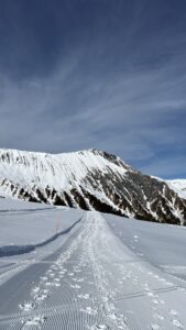 Winterwanderweg am Betelberg mit Blick auf markante, schneebedeckte Felsflanken im Berner Oberland.