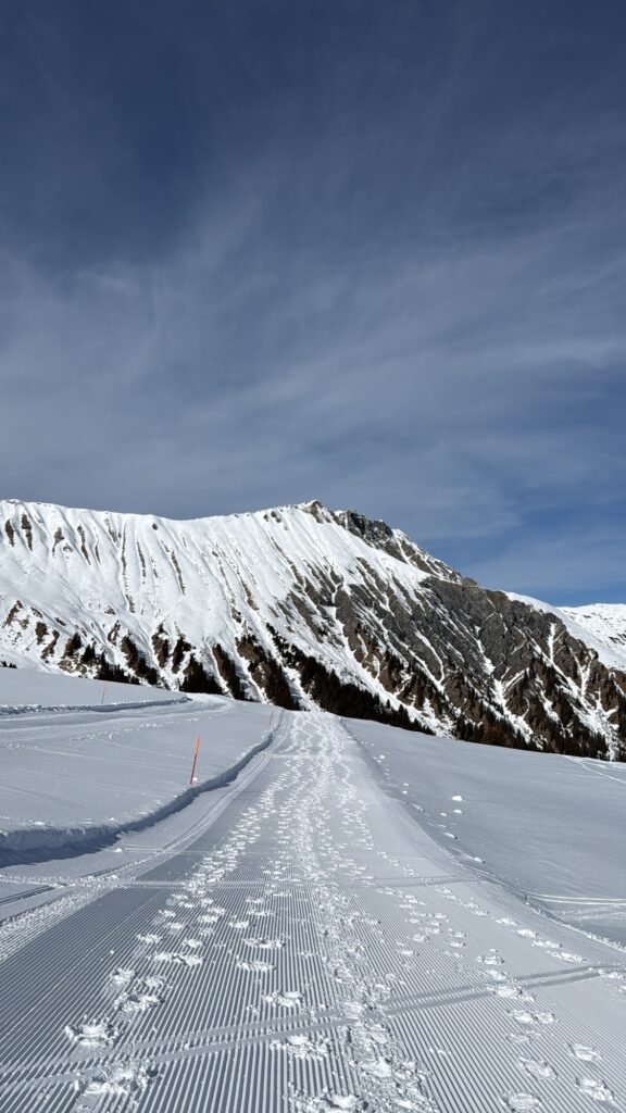 Winterwanderweg am Betelberg mit Blick auf markante, schneebedeckte Felsflanken im Berner Oberland.