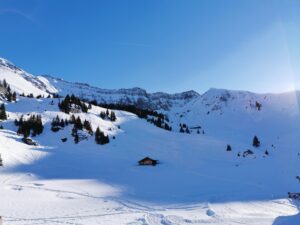 Panoramablick über die Winterlandschaft der Elsigenalp im Berner Oberland