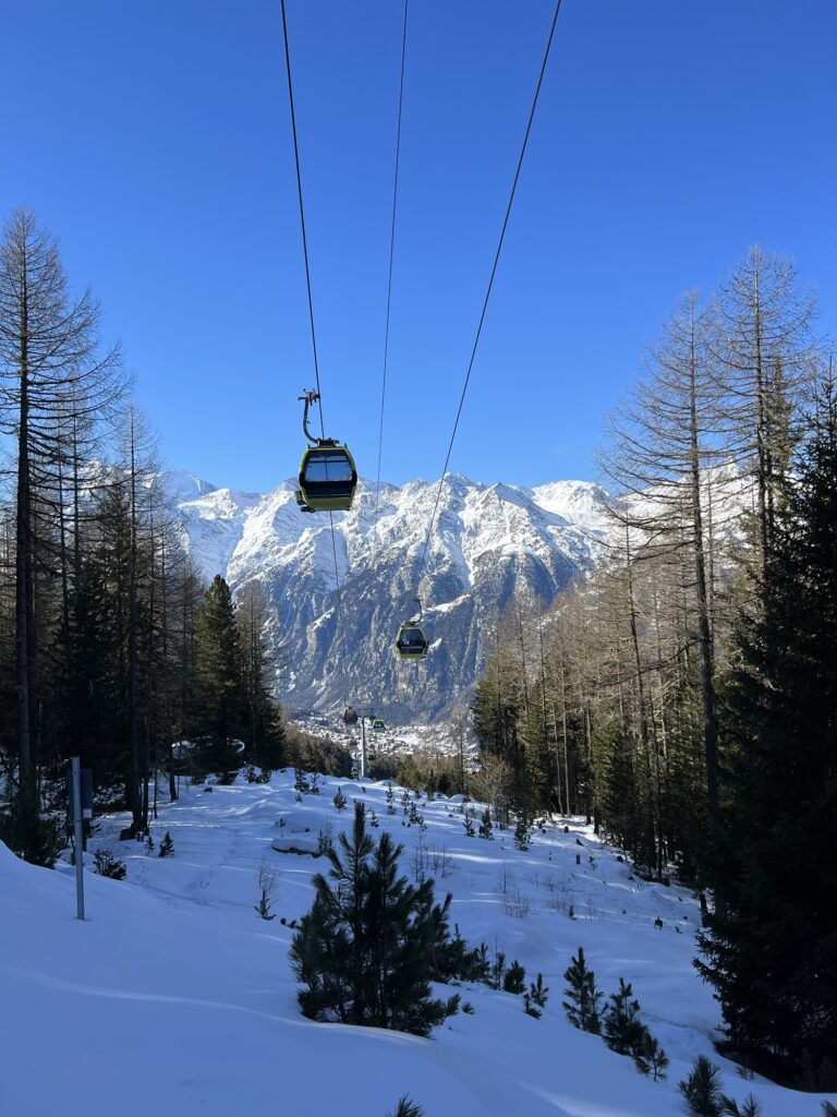 Gondelbahn zur Hannigalp mit Blick auf die verschneiten Walliser Alpen bei Grächen.
