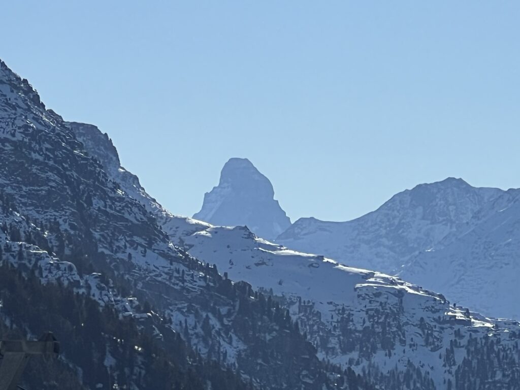 Blick auf das Matterhorn in der Ferne während einer Winterwanderung in Grächen im Wallis.