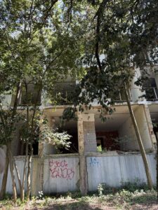 Verlassener Hotelkomplex auf der Insel Krk, überwuchert von Bäumen – eindrücklicher Lost Place nahe der Küste.