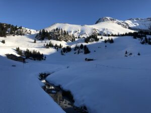 Alphütte in verschneiter Landschaft auf der Elsigen-Metsch im Berner Oberland