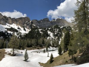 Teilweise zugefrorener Bergsee im Frühling in der Schweiz – Übergangszeit beim Wandern in den Alpen