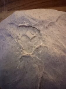 Ein herzförmiges Muster im weichen Brotteig – Liebe beginnt schon beim Backen.