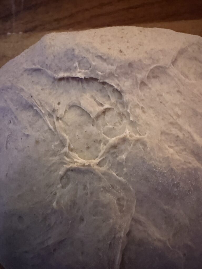Ein herzförmiges Muster im weichen Brotteig – Liebe beginnt schon beim Backen.