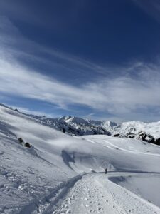 Präparierter Winterwanderweg am Betelberg bei der Lenk mit geschwungenen Spuren durch die verschneite Hügellandschaft.
