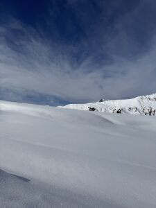 Verschneite Hochfläche bei der Winterwanderung auf dem Betelberg mit weiter Sicht über die Winterlandschaft.