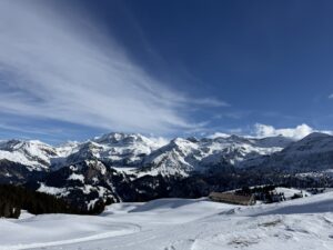 Panorama bei der Winterwanderung Betelberg mit Blick auf die verschneiten Gipfel rund um die Lenk.