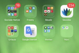 Übersicht der wichtigsten Reise-Apps auf dem Smartphone: Ordner für soziale Netzwerke, Camping- und Stellplatz-Apps, Musik, Reisen, Übersetzen, Wetter und Navigation – praktisch organisiert fürs Unterwegssein im Vanlife-Alltag.