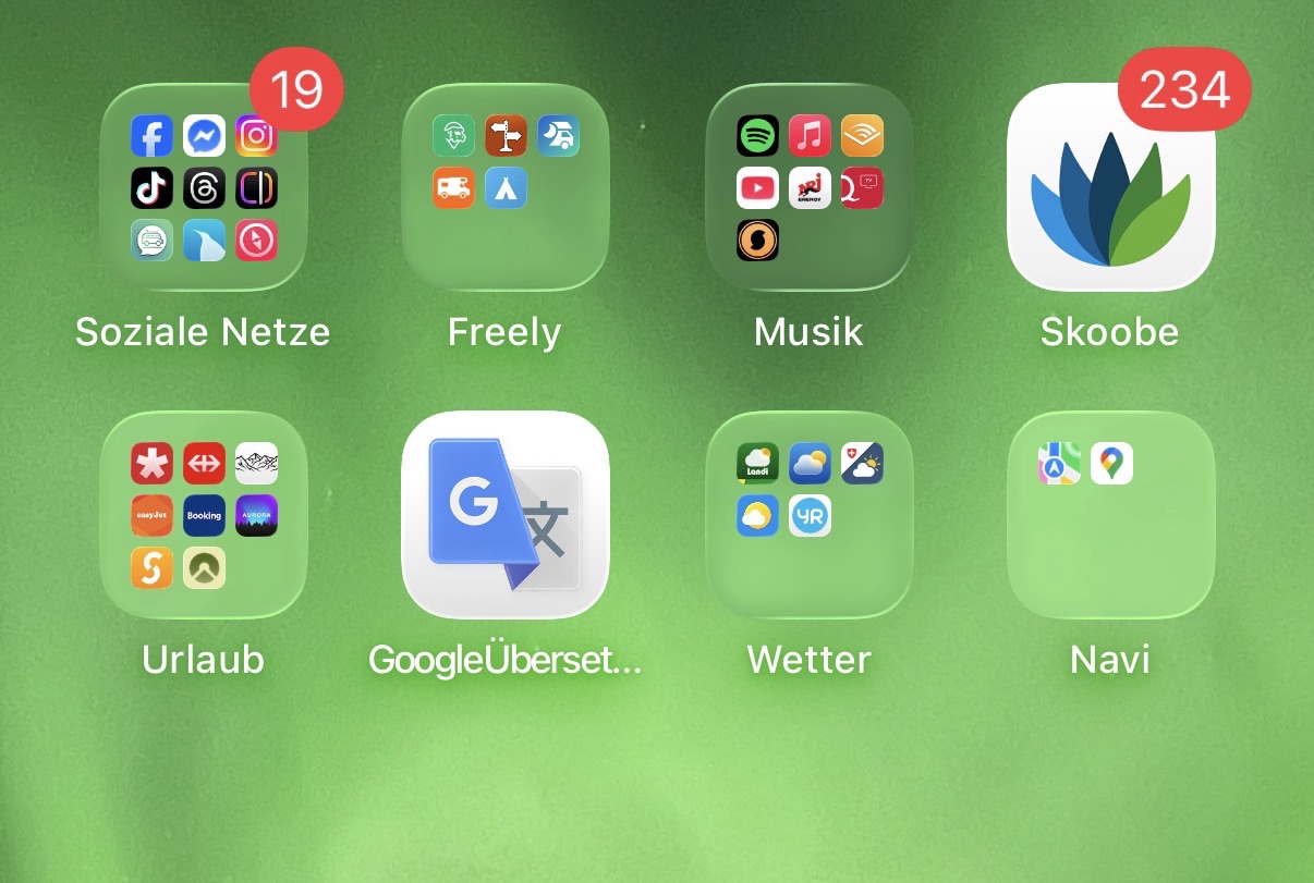 Übersicht der wichtigsten Reise-Apps auf dem Smartphone: Ordner für soziale Netzwerke, Camping- und Stellplatz-Apps, Musik, Reisen, Übersetzen, Wetter und Navigation – praktisch organisiert fürs Unterwegssein im Vanlife-Alltag.