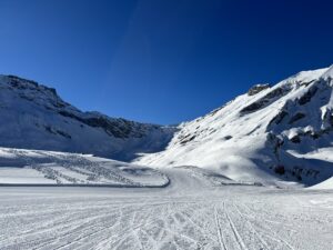 Präparierter Winterwanderweg auf der Engstligenalp zwischen verschneiten Bergen