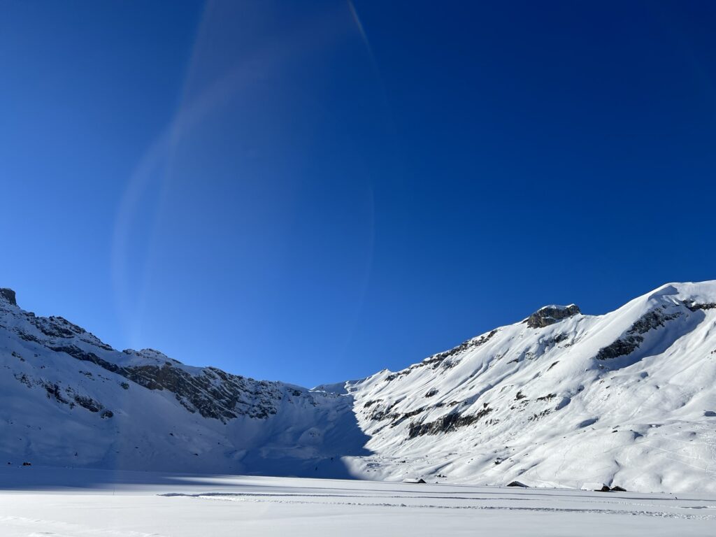 Weite Winterlandschaft auf der Engstligenalp mit verschneiter Hochebene und markanter Bergkulisse
