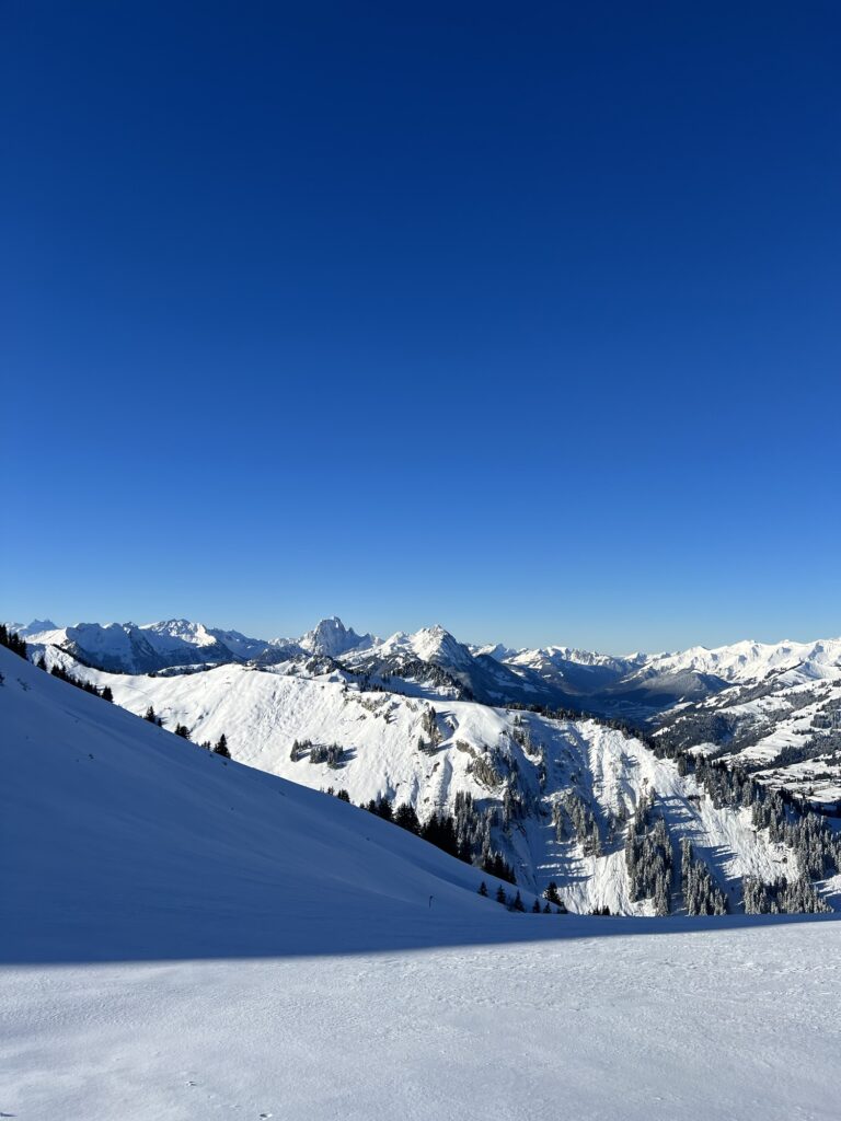 Panorama vom Rinderberg mit Blick über verschneite Täler und die Bergwelt des Berner Oberlands