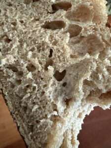 Ein Stück Brot mit kleinen herzförmigen Luftlöchern in der Krume – Liebe steckt sogar im Selbstgebackenen.