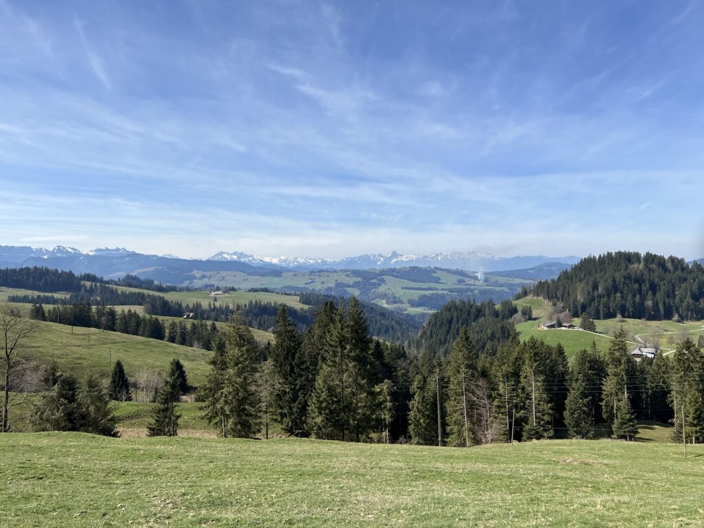 Panorama über das Emmental mit Blick auf Eiger, Mönch und Jungfrau – Aussichtspunkt auf der Frühlingswanderung Rämmisgummen.